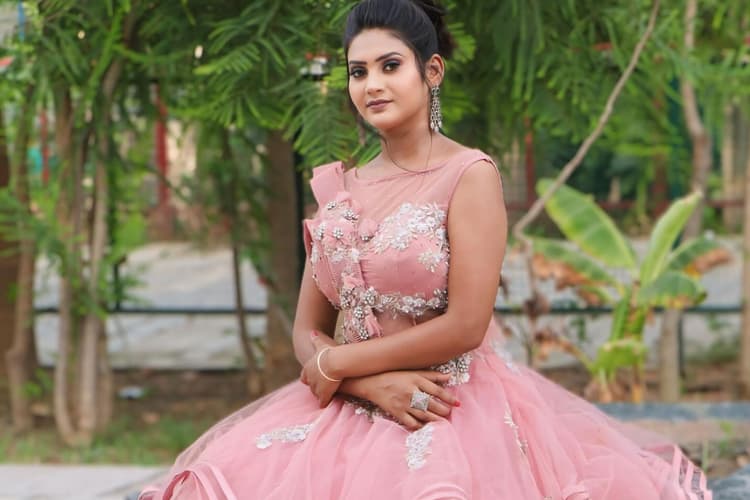 Bigg Boss OTT 3: खेत में काम कर कमाये पैसे, मां ने वीडियोज बनाने पर की पिटाई, काफी संघर्ष के बाद चमकी शिवानी कुमारी