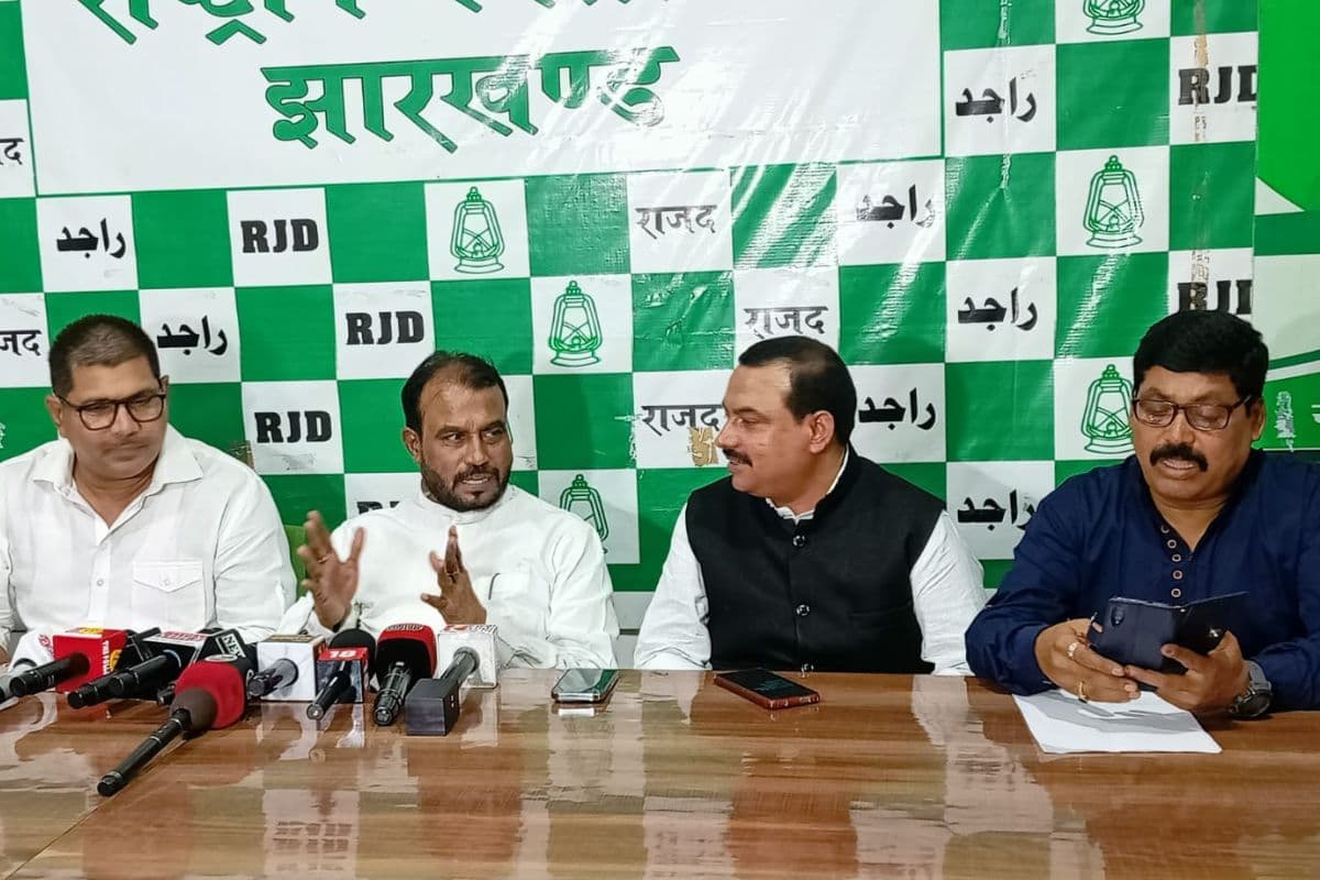 पत्रकारों से बातचीत करते बिहार के पूर्व मंत्री श्याम रजक पत्रकारों से बातचीत करते बिहार के पूर्व मंत्री श्याम रजक