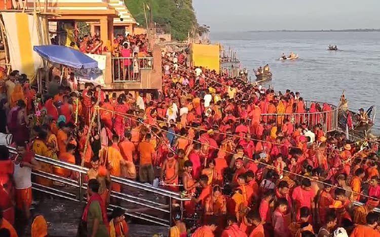 PHOTOS: सावन की दूसरी सोमवारी पर कांवड़ियों से पैक हुआ सुल्तानगंज, अजगैवीनाथ मंदिर में भी उमड़े शिवभक्त