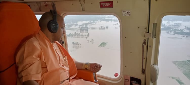 UP Flood News: सीएम योगी ने बाढ़ प्रभावित क्षेत्रों का किया हवाई और जमीनी सर्वे, पीड़ितों से की मुलाकात