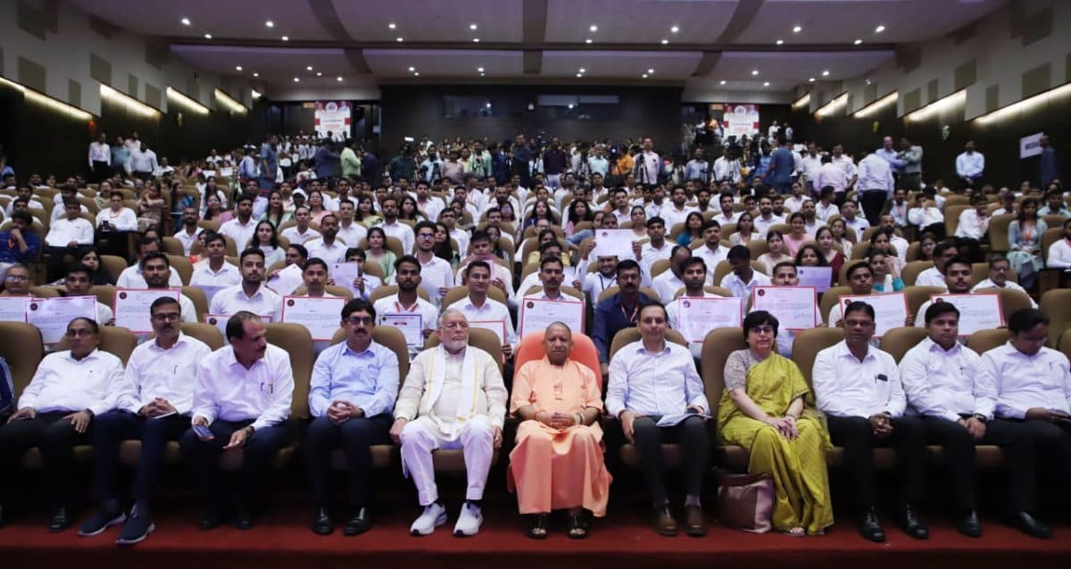 UP News: सीएम योगी ने 7720 लेखपालों को दिए नियुक्ति पत्र UP News: सीएम योगी ने 7720 लेखपालों को दिए नियुक्ति पत्र