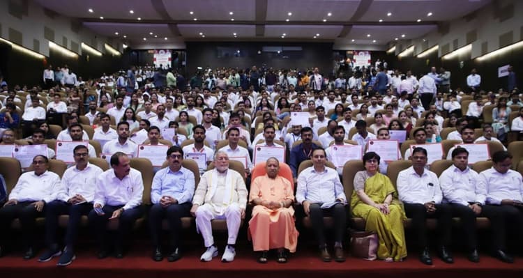 UP News: सीएम योगी ने 7720 लेखपालों को दिए नियुक्ति पत्र