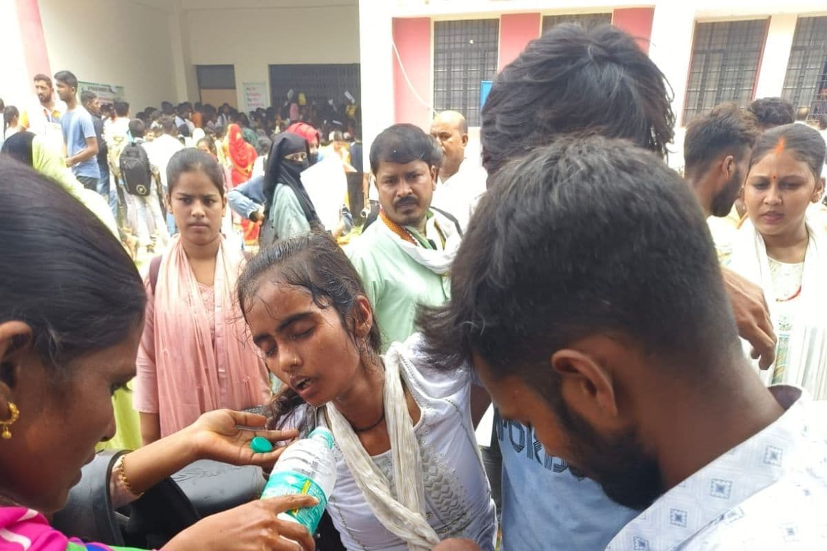 Saran News: जयप्रकाश विश्वविद्यालय में स्पॉट एडमिशन के लिए पहुंचे हजारों छात्र, मची अफरातफरी Saran News: जयप्रकाश विश्वविद्यालय में स्पॉट एडमिशन के लिए पहुंचे हजारों छात्र, मची अफरातफरी