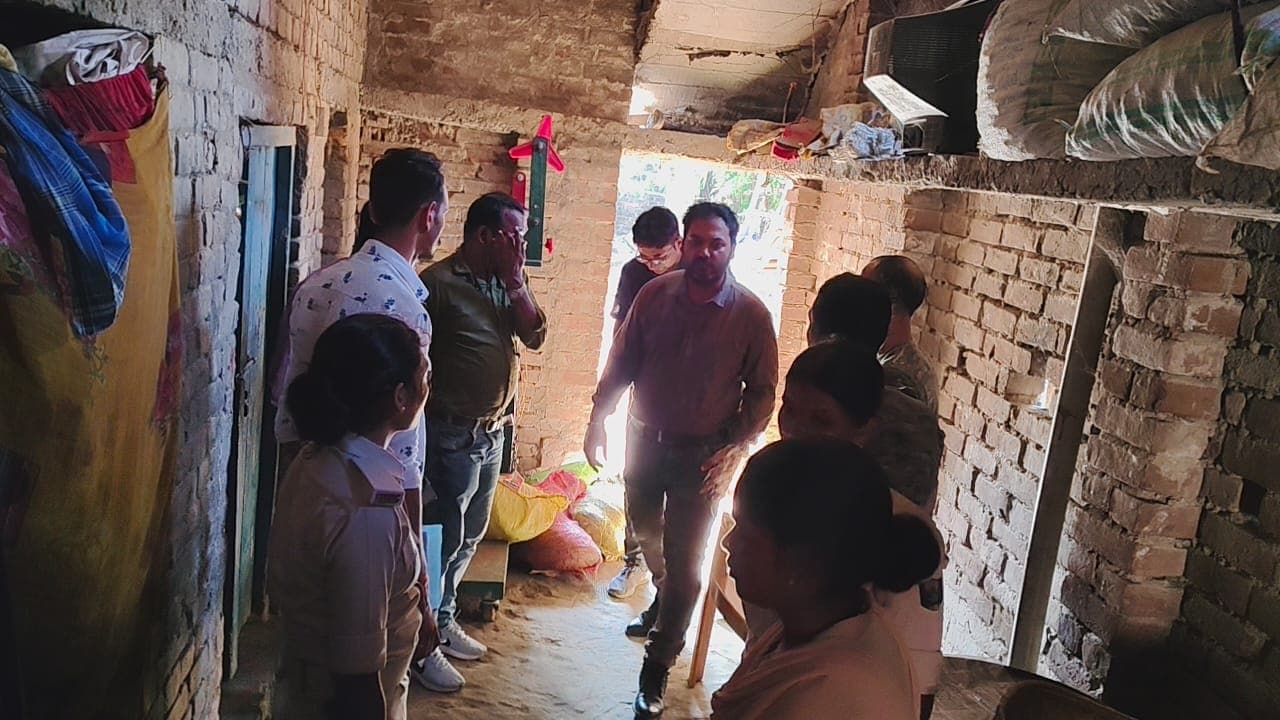 भागलपुर में हत्या के आरोपियों को पकड़ने पहुंची पुलिस, जांच में मिला इतना भांग की देख कर हो गयी हैरान भागलपुर में हत्या के आरोपियों को पकड़ने पहुंची पुलिस, जांच में मिला इतना भांग की देख कर हो गयी हैरान