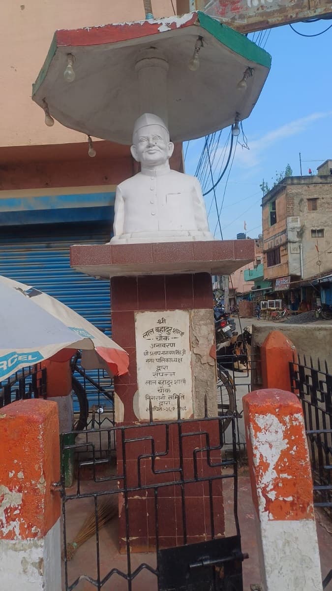 Munger News : मुंगेर में महापुरुषों की प्रतिमा को अतिक्रमण व गंदगी से आजादी की दरकार Munger News : मुंगेर में महापुरुषों की प्रतिमा को अतिक्रमण व गंदगी से आजादी की दरकार