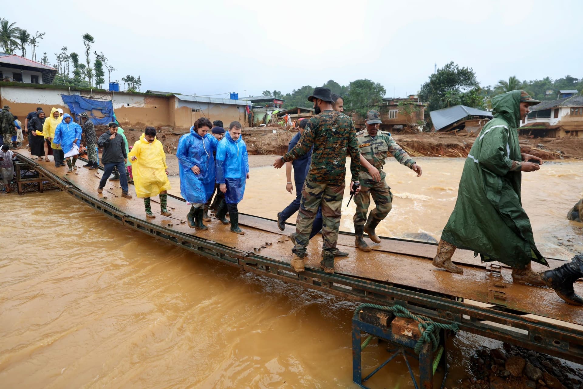 Wayanad Landslide: ग्राउंड जीरो जाकर पीड़ितों से मिले राहुल और प्रियंका गांधी, बताया केरल और देश के लिए भयावह त्रासदी Wayanad Landslide: ग्राउंड जीरो जाकर पीड़ितों से मिले राहुल और प्रियंका गांधी, बताया केरल और देश के लिए भयावह त्रासदी