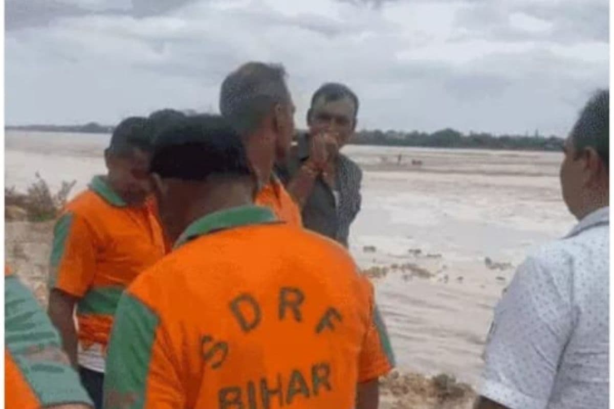 Arrah News: सोन नदी का जल स्तर बढ़ने से बीच में फंसे आधा दर्जन ग्रामीण, एसडीआरएफ की टीम ने पहुंचकर बचाया