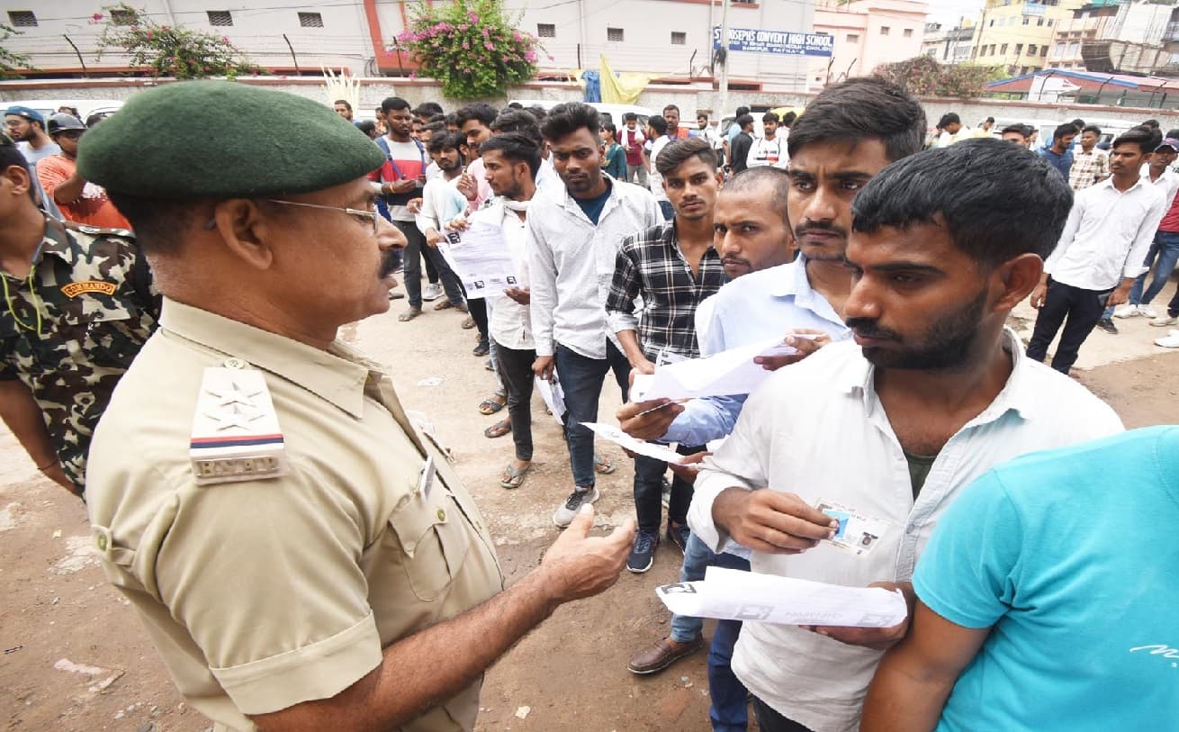 सिपाही भर्ती: परीक्षा में सेंधमारी की कोशिश में 25 शातिर गिरफ्तार, फर्जी प्रश्नपत्र रटवा रहे थे 10 जालसाज सिपाही भर्ती: परीक्षा में सेंधमारी की कोशिश में 25 शातिर गिरफ्तार, फर्जी प्रश्नपत्र रटवा रहे थे 10 जालसाज
