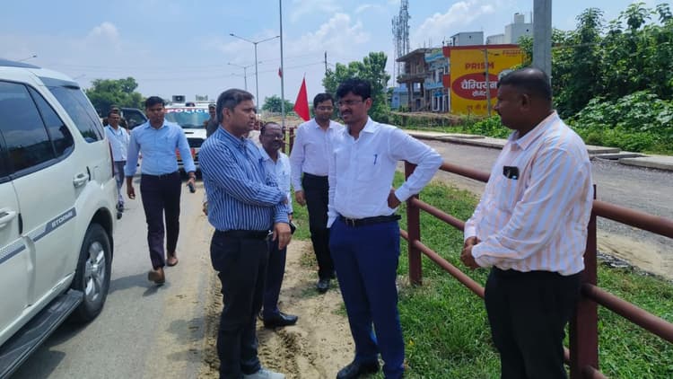 Bihar News: पितृपक्ष मेले की तैयारियों का डीएम ने लिया जायजा, बोले- दुर्बे रेलवे लाइन ओवरब्रिज को जल्द करें चालू