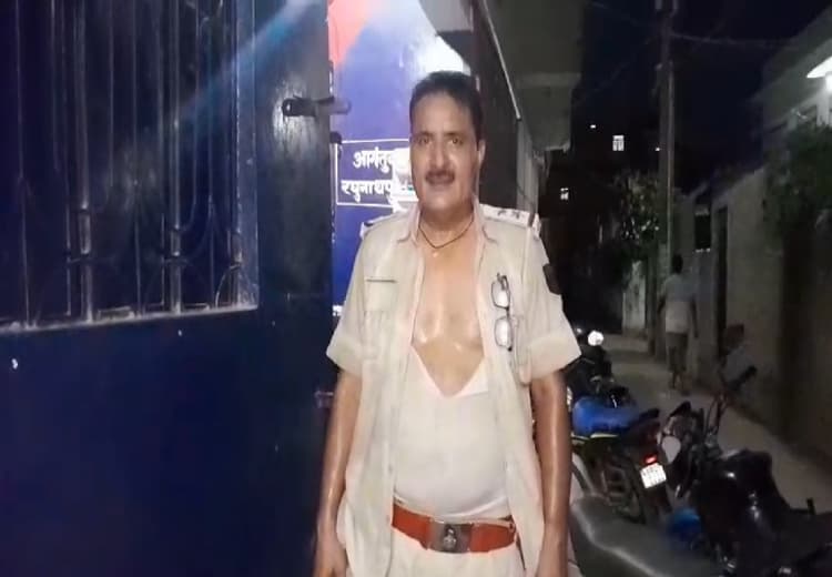 पूर्वी चंपारण में प्रभारी थानाध्यक्ष सहित 4 पुलिसकर्मी पर हमला, दारोगा की वर्दी फांड़ी...