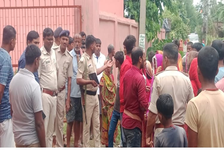 बिहार: सीतामढ़ी में प्रधान शिक्षक पर दुष्कर्म के प्रयास का आरोप, ग्रामीणों ने बंधक बनाकर किया हंगामा...