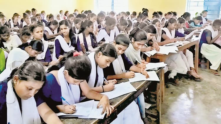 Madhepura News : क्षमता 200 के बैठने की, चार कमरे के स्कूल में नामांकित हैं 853 बच्चे