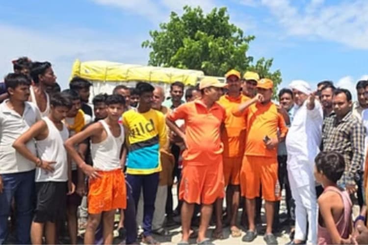 Gopalganj News: नहर में नहाने गई पांच किशोरियां डूबी, ग्रामीणों ने तीन को बचाया, दो की तलाश जारी..