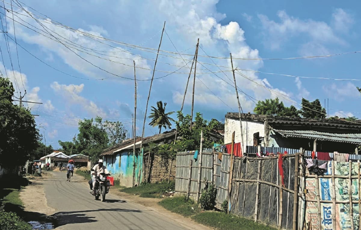 सहरसा के हकपाड़ा में बांस के सहारे विद्युत आपूर्ति.