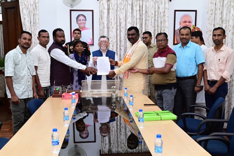 राज्यपाल संतोष कुमार गंगवार से मिले अमर कुमार बाउरी, रांची की महिला मुखिया को हटाये जाने की शिकायत