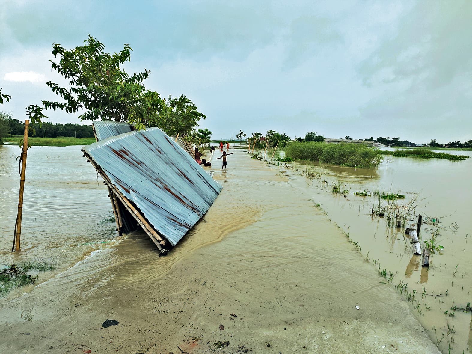 Bihar Flood Photos: पूर्णिया-कटिहार-सुपौल के गांव बाढ़ से घिरे, गंगा-कोसी के उग्र रूप से सहमे लोग