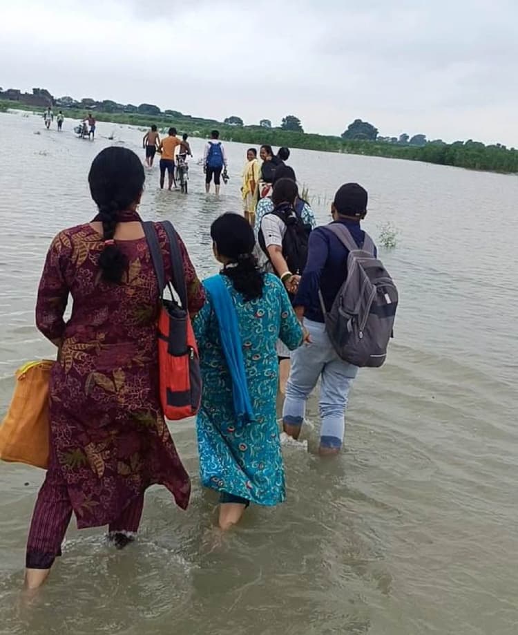 Munger news : मुंगेर में गंगा ने वार्निंग लेबल 38.33 को किया पार, दर्जनों गांव बाढ़ के पानी से घिरे