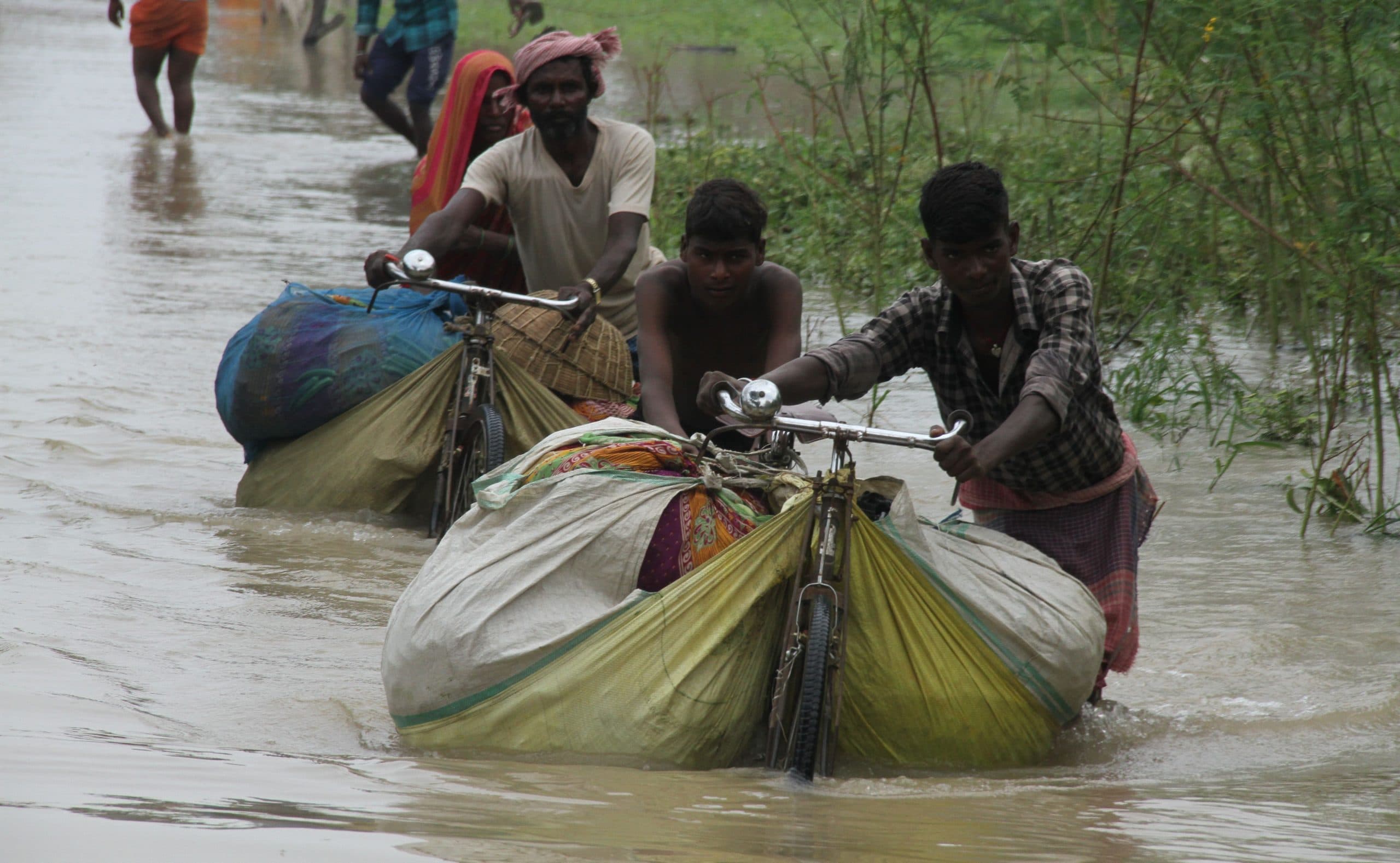 PHOTOS: बिहार में सड़क और दरवाजे तक पहुंची गंगा, कोसी-सीमांचल व पटना-भागलपुर में बाढ़ के बने हालात देखिए