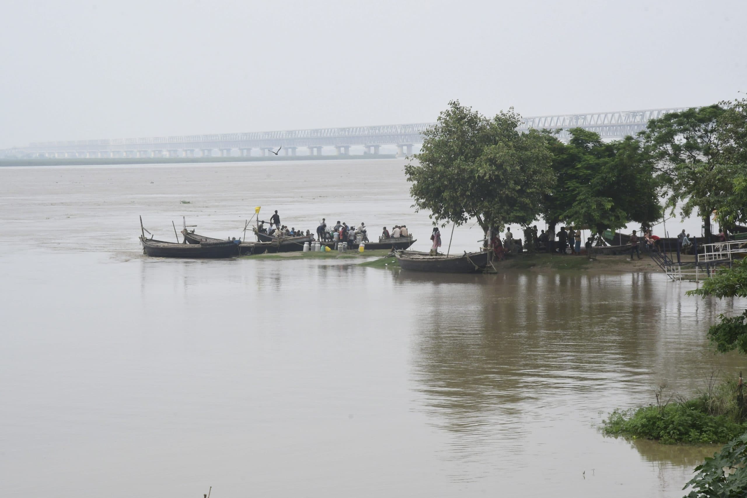 PHOTOS: बिहार की नदियों का भरा पेट, खतरे के निशान से बह रहीं ऊपर, तस्वीरों में देखिए रौद्र रूप