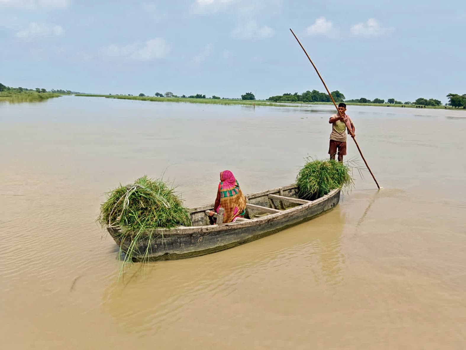 PHOTOS: पटना-भागलपुर में सड़क पर बह रही गंगा, कोसी बराज की लाल बत्ती जली, नाव बना सहारा