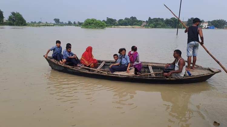 Munger news : मुंगेर सदर व बरियारपुर में बाढ़ से तबाही शुरू, दो दर्जन गांवों का सड़क संपर्क भंग