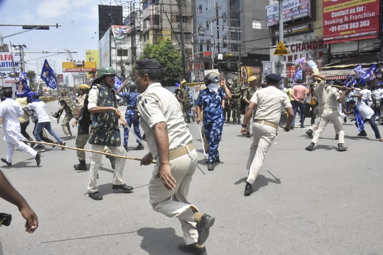 PHOTOS: पटना में भारत बंद समर्थकों पर लाठी और पानी की बौछार, देखिए बिहार के अन्य जिलों की भी तस्वीरें...