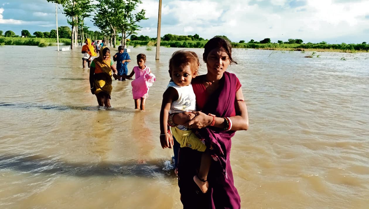 PHOTOS: भागलपुर में रिंग बांध टूटने से उजड़े कई गांव, 1500 परिवार बेघर, देखिए तबाही की तस्वीरें...