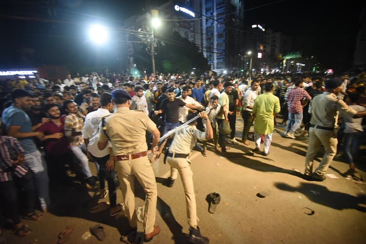 PHOTOS: पटना इस्कॉन मंदिर के बाहर लाठीचार्ज, जन्माष्टमी पर बेकाबू हुई कृष्ण भक्तों की भीड़ देखिए...