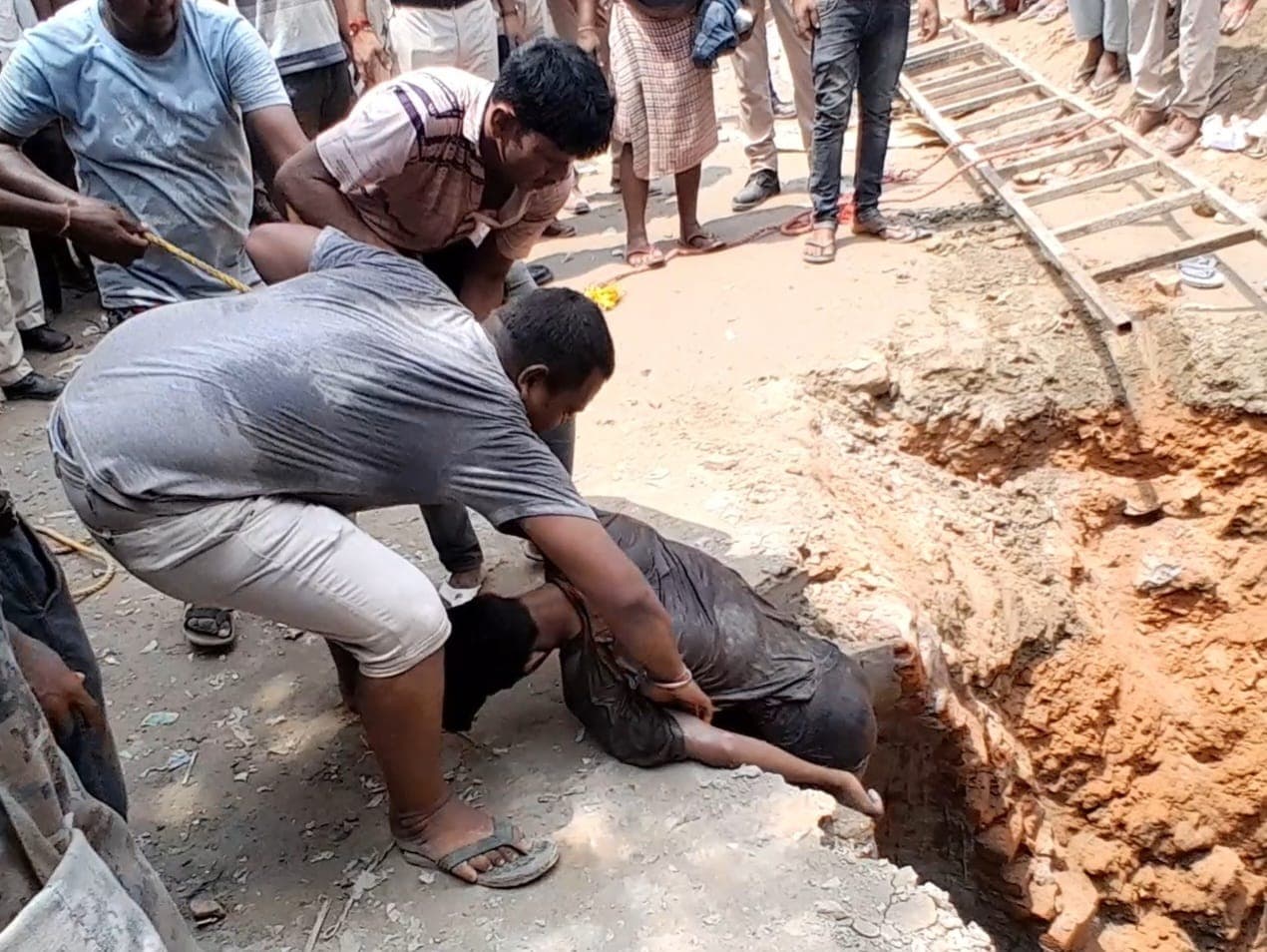 Bihar News: मुजफ्फरपुर में मिट्टी धंसने से दो लोगों की मौत, सिवरेज निर्माण के दौरान हुआ हादसा
