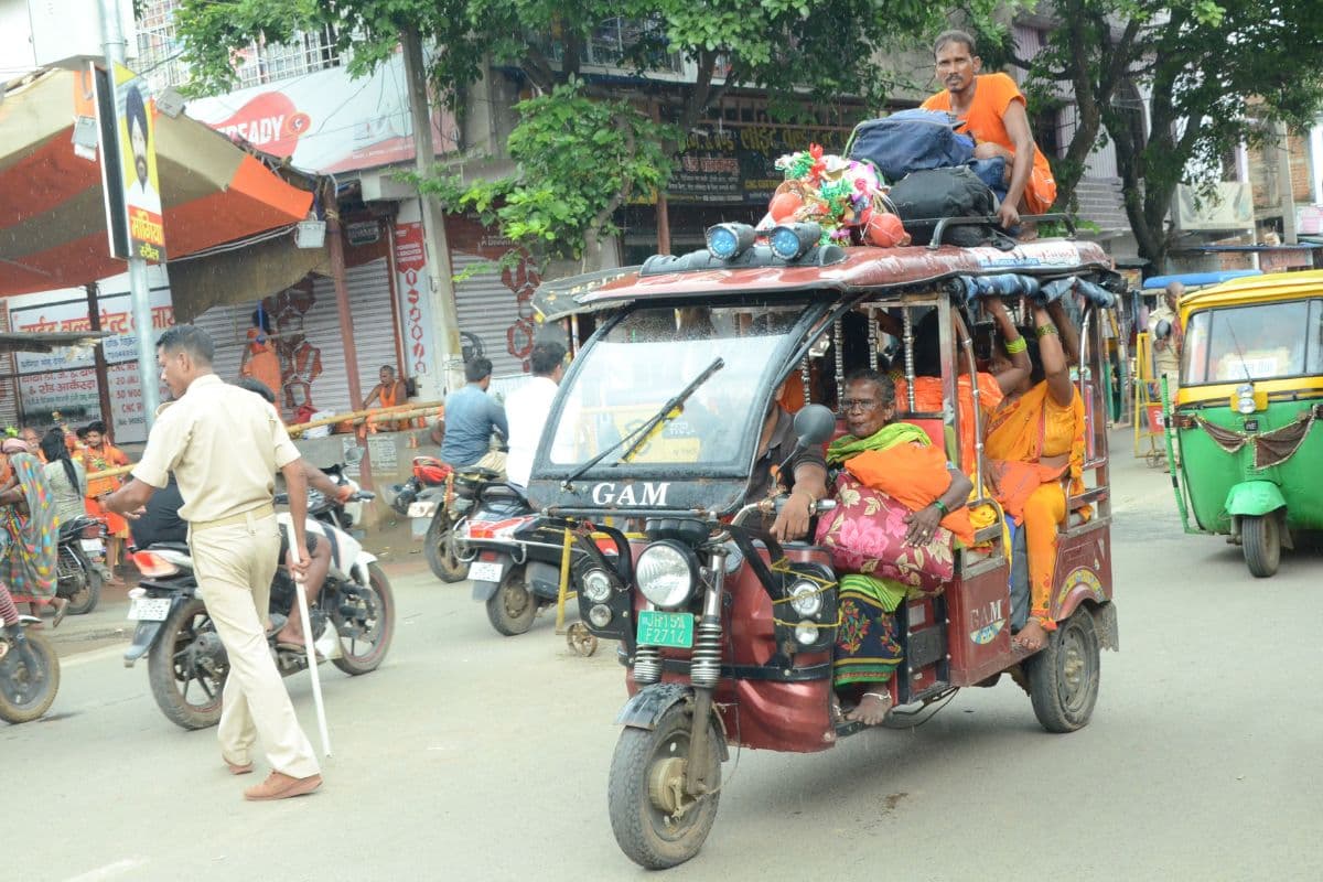 बाबाधाम आने वाले कांवरियों से ऑटो चालक वसूल रहे हैं मनमाना किराया, देवघर से बासुकीनाथ का ले रहे 200 रुपये