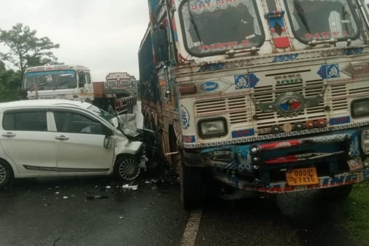 गिरिडीह में कार और ट्रक की जोरदार टक्कर, 5 घायल, एक की स्थिति गंभीर