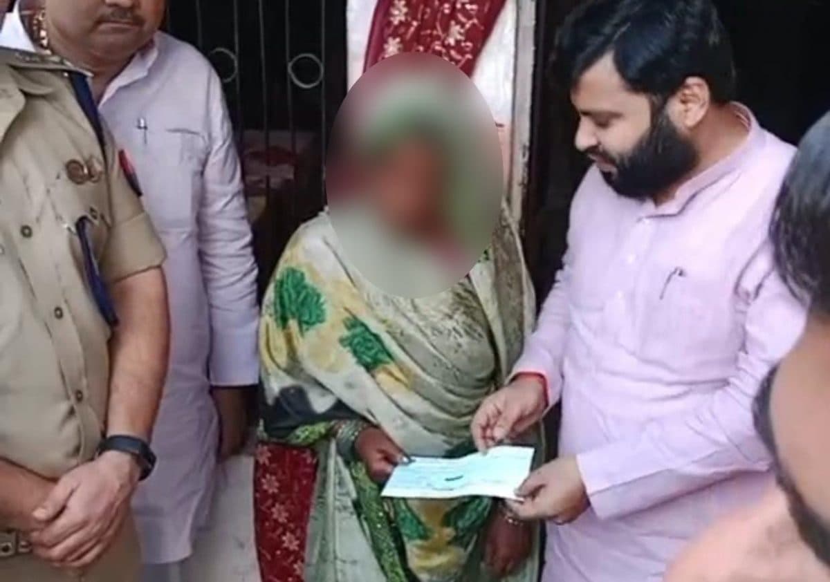 Ayodhya News: अयोध्या के पीड़ित परिवार को सीएम योगी ने भेजी पांच लाख की आर्थिक सहायता राशि Ayodhya News: अयोध्या के पीड़ित परिवार को सीएम योगी ने भेजी पांच लाख की आर्थिक सहायता राशि