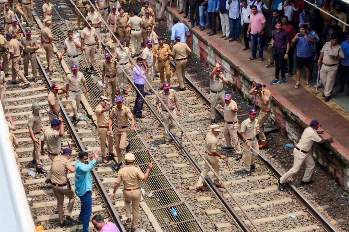 Badlapur School Case: बदलापुर में बच्चियों के साथ दरिंदगी के बाद बवाल, प्रदर्शनकारियों पर लाठीजार्च
