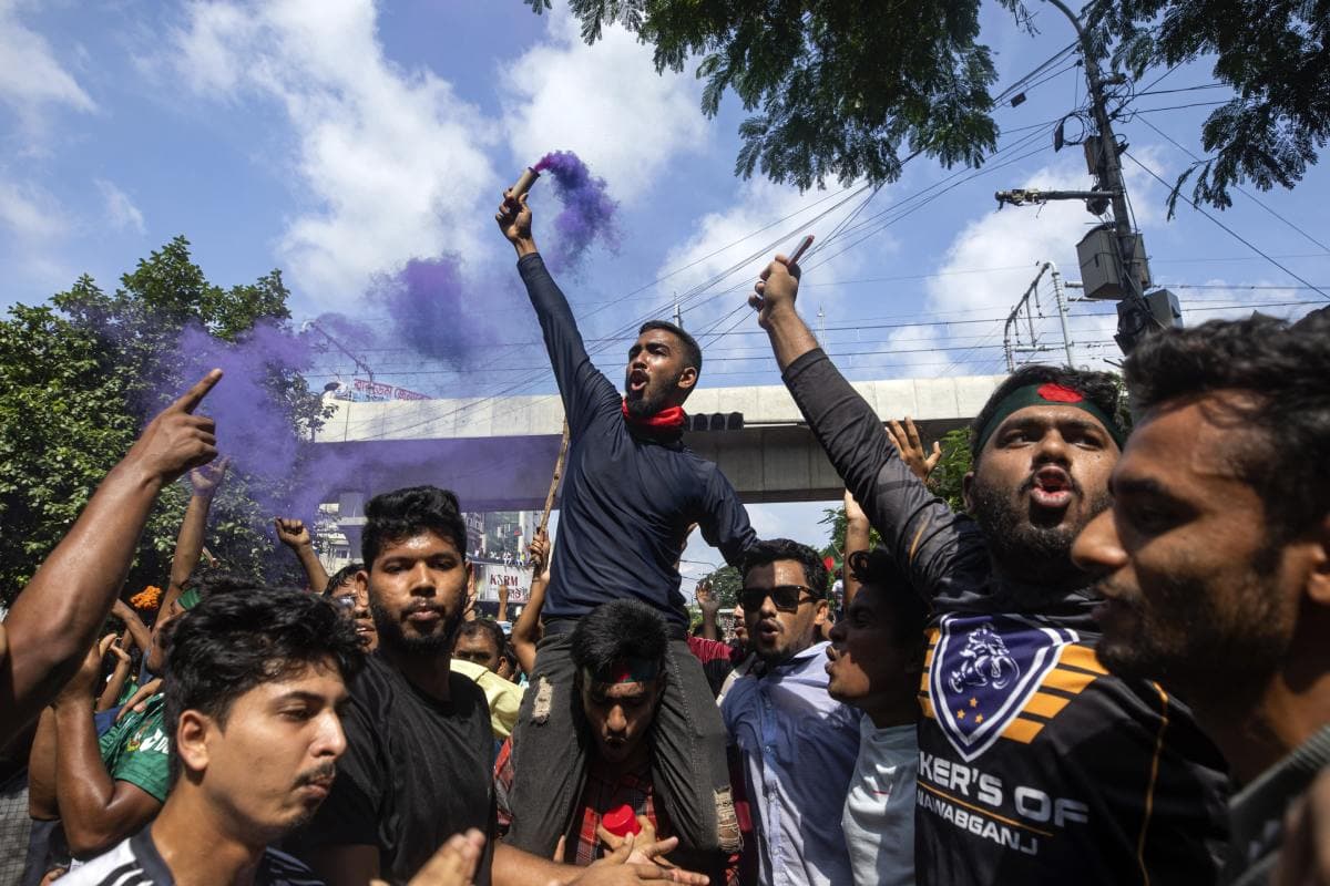 Bangladesh Mandir Attack: рдордВрджрд┐рд░ рдореЗрдВ рддреЛрдбрд╝рдлреЛрдбрд╝, рдЗрд╕реНрдХреЙрди рдХреЗрдВрджреНрд░ рд╕реЗ рдЬрд╛рди рдмрдЪрд╛рдХрд░ рднрд╛рдЧреЗ рддреАрди рднрдХреНрдд