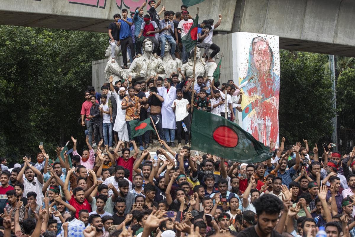 Bangladesh Protest: рд╢реЗрдЦ рд╣рд╕реАрдирд╛ рдХреЗ рдЖрд╡рд╛рд╕ рд╕реЗ рд╕реЛрдлрд╛, рдХреБрд░реНрд╕реА рддрдХ рдЙрдард╛рдХрд░ рд▓реЗ рдЧрдП рдкреНрд░рджрд░реНрд╢рдирдХрд╛рд░реА, рджреЗрдЦреЗрдВ 10 рднрдпрд╛рд╡рд╣ рддрд╕реНрд╡реАрд░реЗрдВ