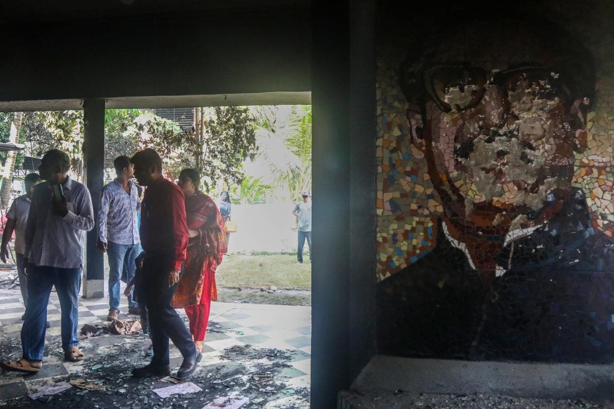 Bangladesh Violence: рдбрд░ рдХреЗ рд╕рд╛рдпреЗ рдореЗрдВ рдмреАрдд рд░рд╣реА рд░рд╛рдд, рдорд╕реНрдЬрд┐рджреЛрдВ рд╕реЗ рд╕рд░реНрддрдХ рд░рд╣рдиреЗ рдХрд╛ рдПрд▓рд╛рди, рдЬрд╛рдиреЗрдВ рдмрд╛рдВрдЧреНрд▓рд╛рджреЗрд╢ рдХреЗ рд╣рд╛рд▓рд╛рдд