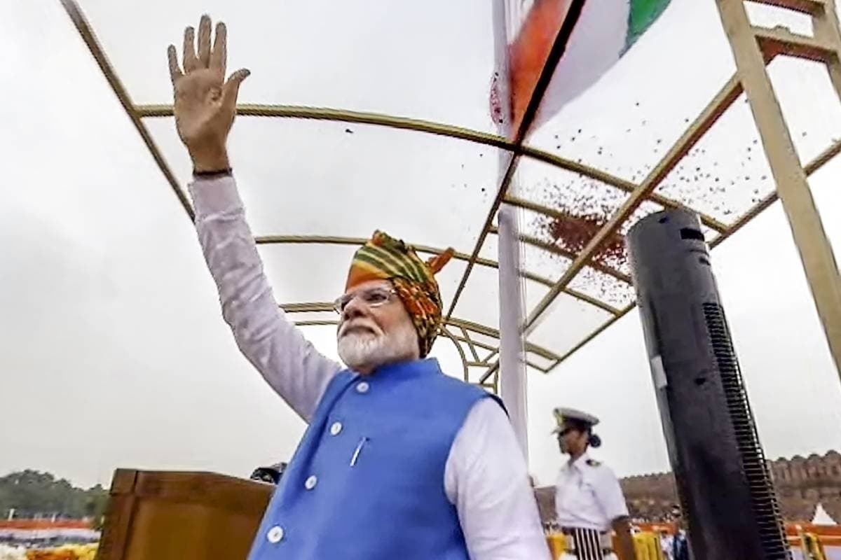 Bangladesh Violence Against Hindu: हिंदुओं पर हमले से पीएम मोदी चिंतित, लाल किले से कही ये बात