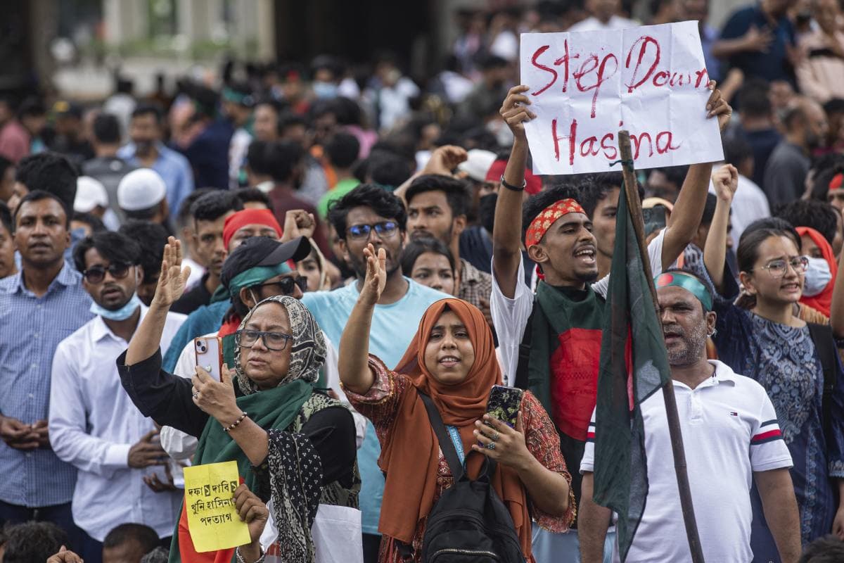 Bangladesh Violent Protest: рдмрд╛рдВрдЧреНрд▓рд╛рджреЗрд╢ рдХреА рд╕реЗрдирд╛ рдореЗрдВ рдмрдбрд╝реЗ рдкреИрдорд╛рдиреЗ рдкрд░ рдлреЗрд░рдмрджрд▓, рдореЗрдЬрд░ рдЬрдирд░рд▓ рдЬрд┐рдпрд╛рдЙрд▓ рдЕрд╣рд╕рди рд╣рдЯрд╛рдпреЗ рдЧрдП