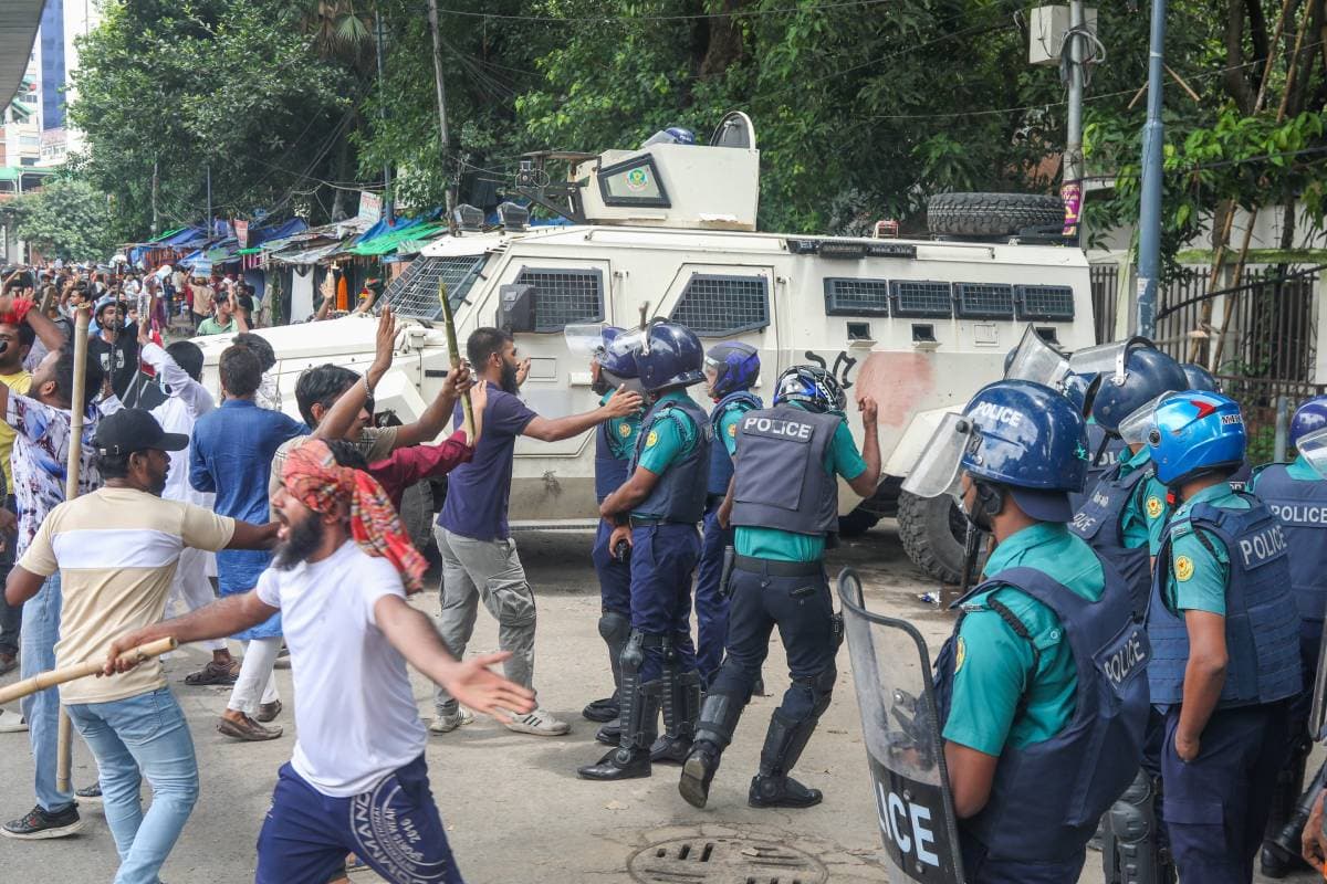 Bangladesh Protests: рдмрд╛рдВрдЧреНрд▓рд╛рджреЗрд╢ рдореЗрдВ рд╣рд┐рдВрджреБрдУрдВ рдХреЛ рдХрд┐рддрдиреА рдмрд╛рд░ рдмрдирд╛рдпрд╛ рдЧрдпрд╛ рдирд┐рд╢рд╛рдирд╛? рдЖрдВрдХрдбрд╝реЛрдВ рдкрд░ рдбрд╛рд▓реЗрдВ рдПрдХ рдирдЬрд░