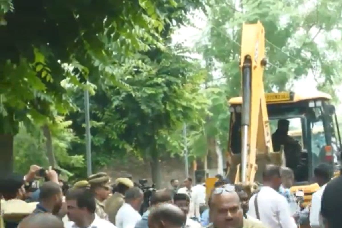 UP Bulldozer Action: दुष्कर्म आरोपी मुईद खान के शॉपिंग कॉम्प्लेक्स पर चला बुलडोजर, मिट्टी में मिल गई करोड़ों की संपत्ति