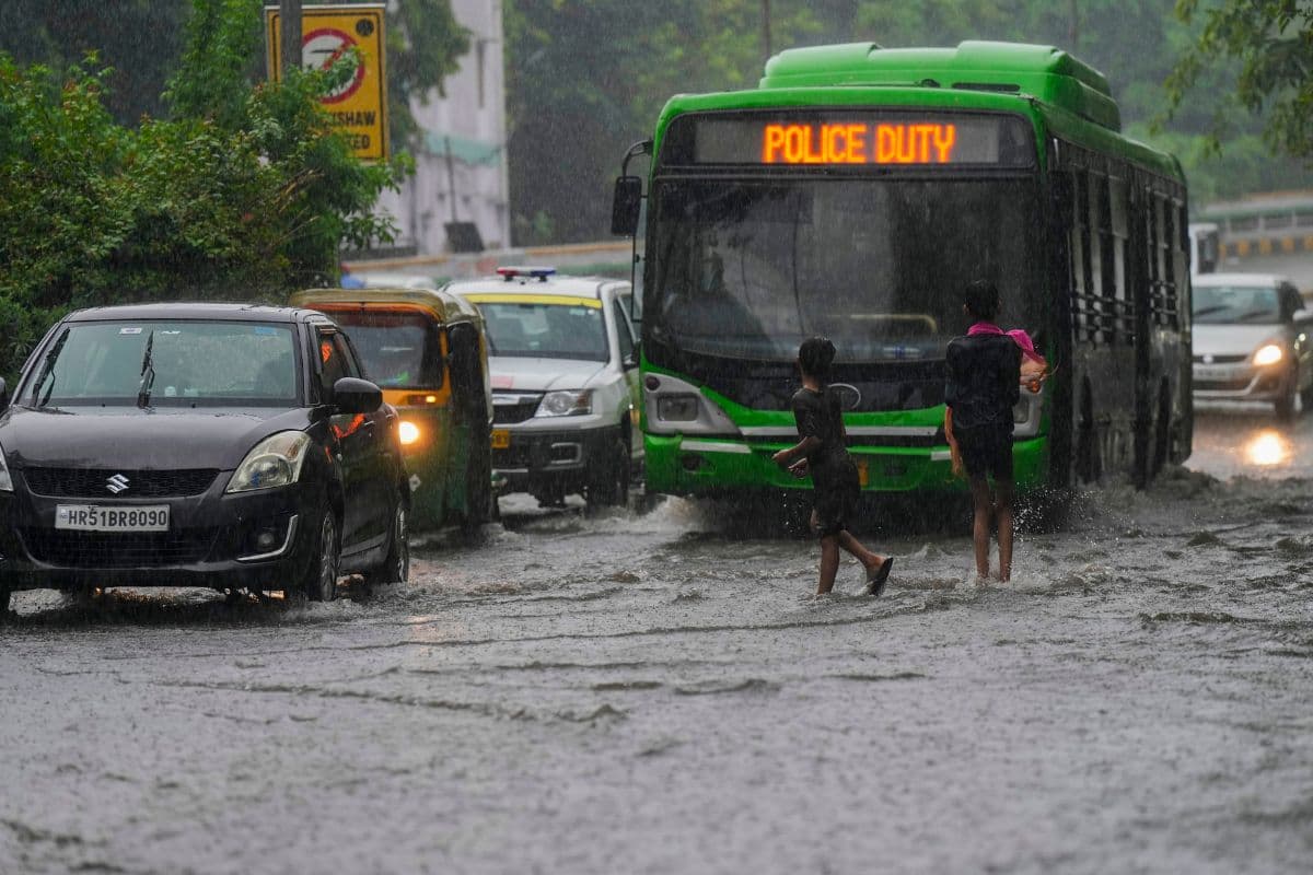 Delhi Heavy Rainfall: दिल्ली में बारिश से भारी तबाही, स्कूल की दीवार गिरने से कई वाहन क्षतिग्रस्त, जलभराव से ट्रैफिक जाम