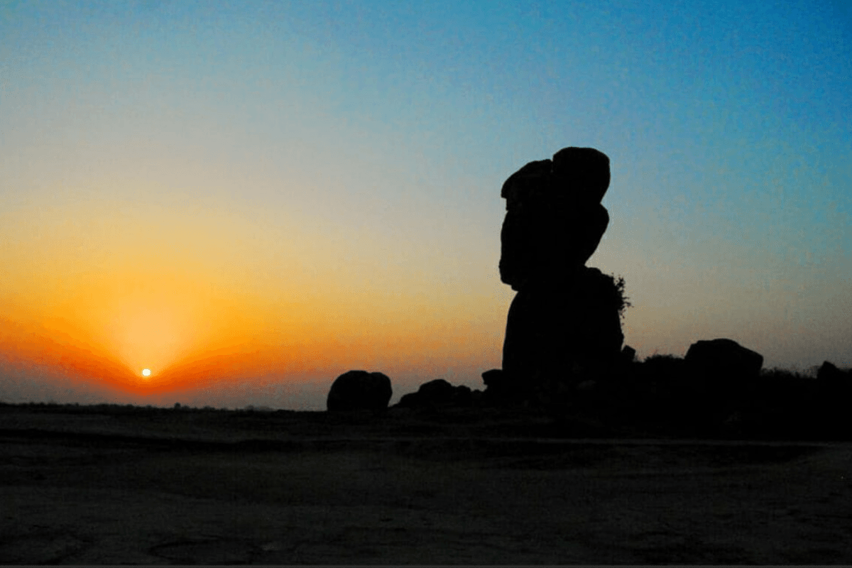 Jharkhand Tourism: गुरुत्वाकर्षण के नियमों को चुनौती देता गुमला का गोबर सिल्ली पहाड़