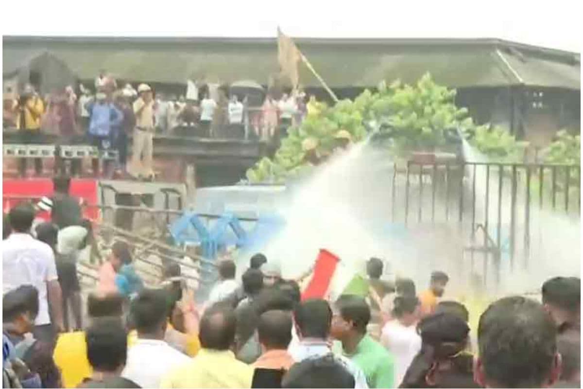 Nabanna Abhiyan Video : रणक्षेत्र बना हावड़ा ब्रिज और संतरागाछी, बैरिकेड तोड़ी गई, आंसू गैस के गोले दागे, वाटर कैनन का प्रयोग