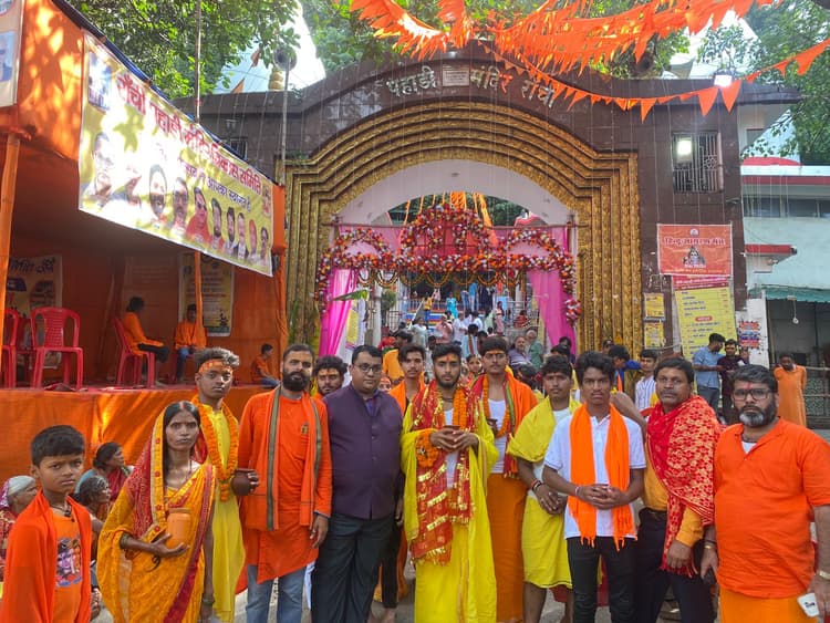 Sawan 2024: स्वर्णरेखा नदी के उद्गम स्थल रानीचुआं से 21 किलोमीटर की यात्रा कर कांवरियों ने रांची के पहाड़ी बाबा का किया जलाभिषेक