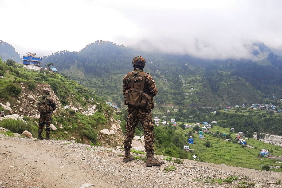 Jammu And Kashmir: अनंतनाग में आतंकवादियों और सुरक्षा बलों के बीच मुठभेड़, 2 जवान शहीद, 3 घायल