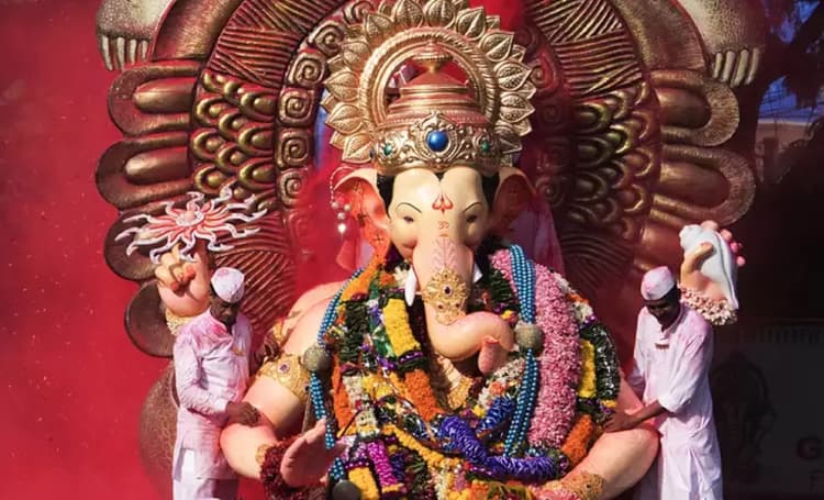 Lalbaugcha Raja: जानिए क्यों खास है लालबाग के गणपति बप्पा, करते हैं भक्तों की मन्नत पूरी