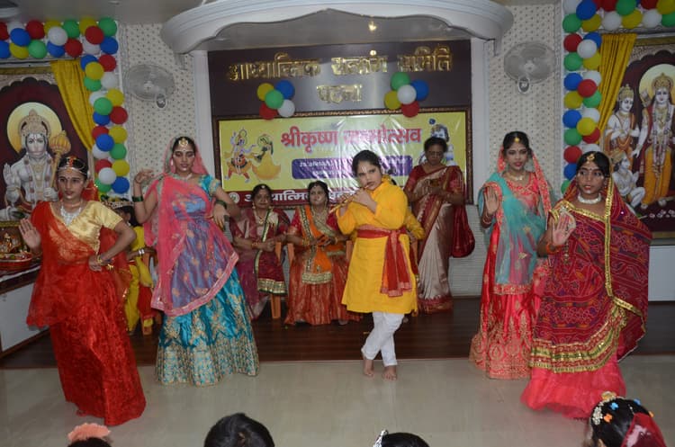 पटना में रात 12 बजे गूंजेगा 'नंद के घर आनंद भयो', इन मंदिरों में जन्माष्टमी को लेकर की गई खास तैयारियां