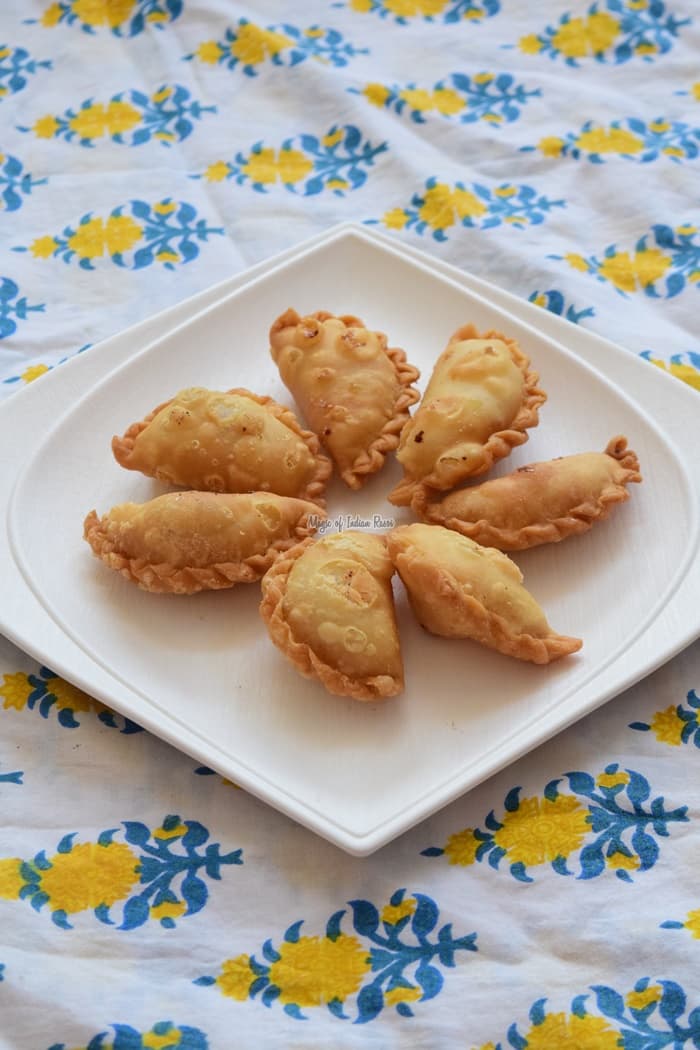 sweets for Teej: तीज पर गुजिया, सरल और स्वादिष्ट रेसिपी