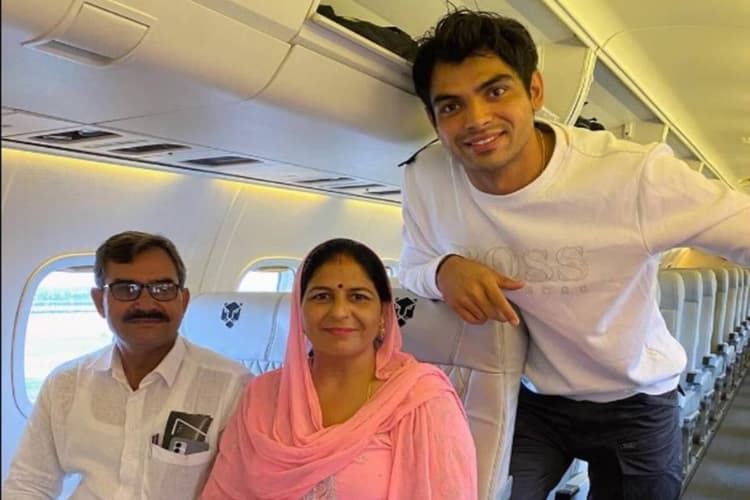 देश के 'सोना बेटा' ने भारत को दिलाई चांदी, सिल्वर जीतने के बाद नीरज की मां ने कुछ ऐसे की तारीफ
