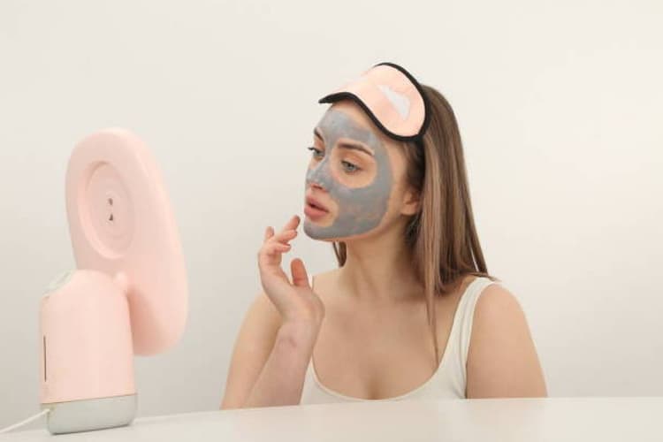 Face Bleaching Tips: चेहरे पर कब और कितनी देर लगाएं ब्लीच, जानें एक्सपर्ट की सलाह